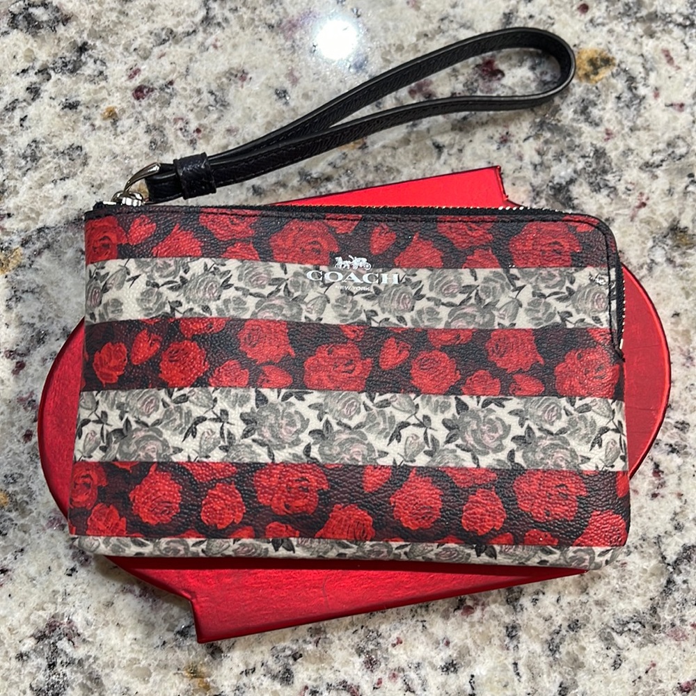 COACH • Corner Zip Wristlet